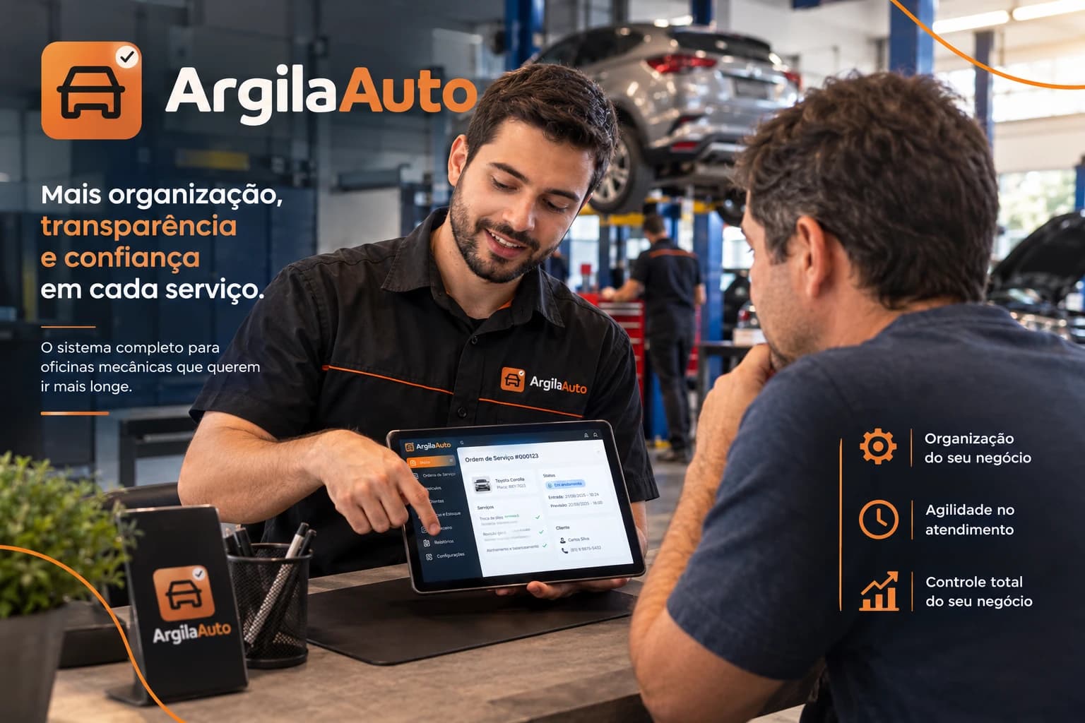 Mecânico mostrando a ordem de serviço no ArgilaAuto pro cliente, direto no balcão da oficina
